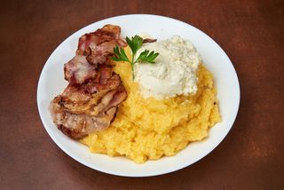 Palenta sa slaninom i kajmakom