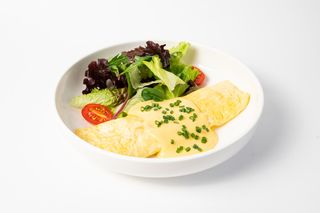 Французский омлет с лососем, творожным сыром, микс-салатом и томатами