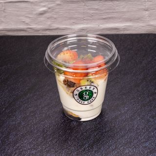 Йогурт с пресни плодове и гранола