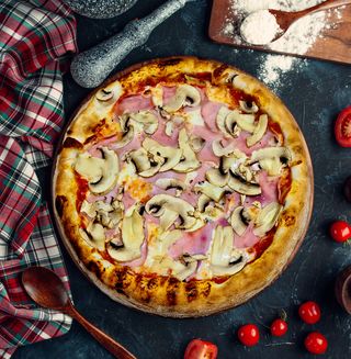 Pizza Prosciutto e funghi 