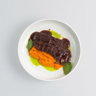 Тальята з бататовим пюре під винним соусом