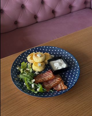 Солоні сирники з беконом