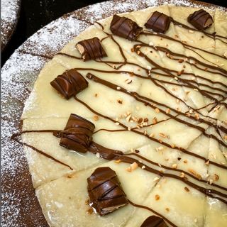 Base di pizza con cioccolato bianco o Nutella e M&M's