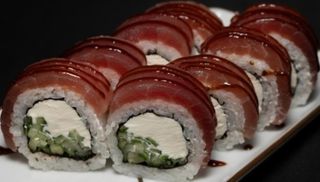 Uramaki z tuńczykiem