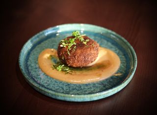 Croquete de Bochecha de Porco e Cremoso de Cebola Caramelizada