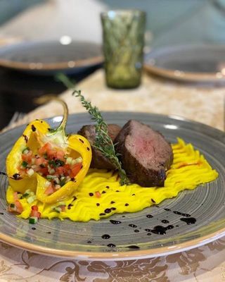 Телячьи медальоны с картофельным пюре