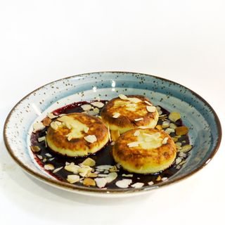 Сирники зі сметаною та джемом (220г)