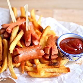 Combo Cono de Salchipapas + un donut de regalo (chocolate o azúcar)