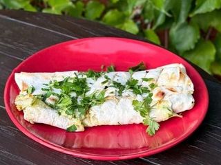 Лаваш з сулугуні, томатами та зеленню (200g)