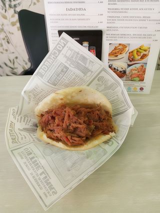 Arepa Asada Tradicional Con Carne Mechada