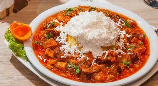 Tochitură cu mămăliguță, smântână și ou