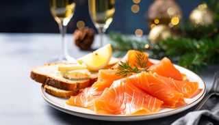 Salmone scozzese con salsa ai tre pepi e burro salato