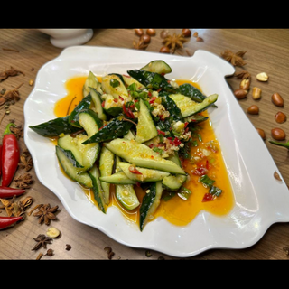 Огурцы в чесночном соусе с перцем