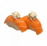 36. Nigiri de salmón con queso (2 uds.)