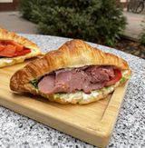 Хлеб на выбор с телятиной. 