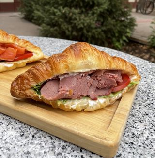 Хлеб на выбор с телятиной. 