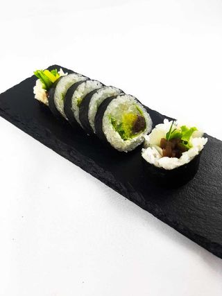 14.Futomaki z rybą maślaną i warzywami  6szt.