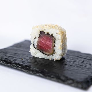 Uramaki backed tuna