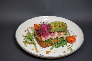 Тост бріош з тунцем у кунжуті з авокадо та зеленню (260г)