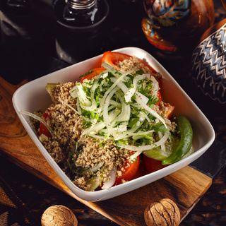 კიტრი-პომიდვრის სალათი ნიგვზით