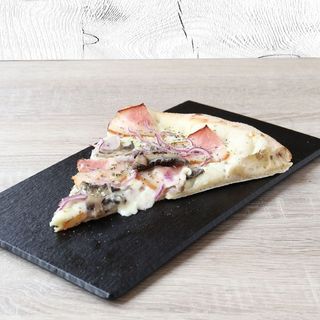 Porción de pizza Carbonara