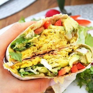 Wrap z jajecznicą z warzywami i boczkiem na ciepło