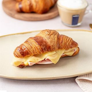 Croissant con Jamón y Queso