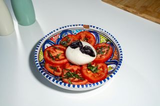 Burrata cu carpaccio de roșii