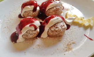  Papanasi cu dulceata si smantana (fierti)