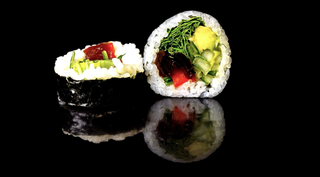 VEGE FUTOMAKI (warzywa, sos mango halapeno, szczypior) (6 szt)
