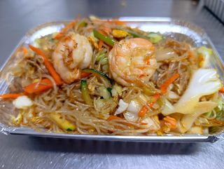 Fideo de arroz con verduras y gambas 