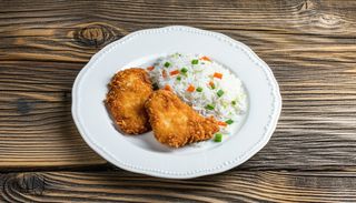 Snitel de pui cu orez cu legume