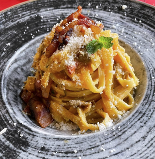 Fettuccine al peperoncino con pesto calabrese, ricotta e guanciale