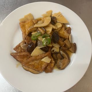 172. Tofu saltato con funghi e bambu