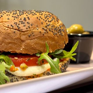 Bajgiel z pesto pistacjowym