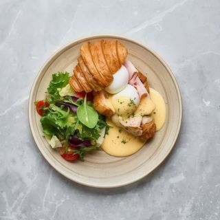 Яйця пашот із соусом Hollandaise на круасані