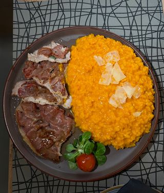 Saltimbocca alla romana con risotto allo zafferano
