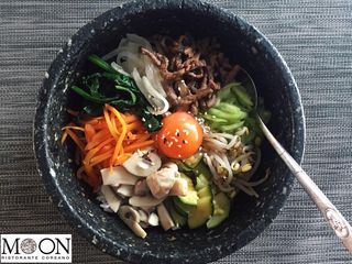 Jeyuk bibimbap con pancetta piccante