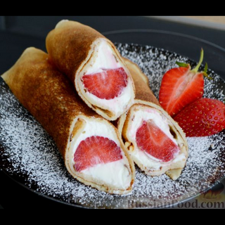 Млинці з солодким сиром та полуничним джемом  з згущеним молоком 