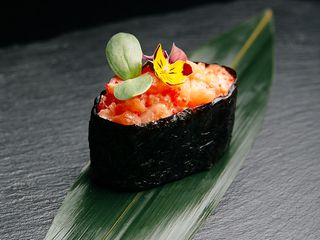 Гункан лосось (45g)