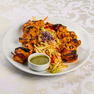 Chicken tikka kebab cu  chutney  și salată Tandoori