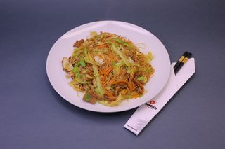 823. Testenina sa piletinom i povrćem