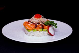 114. Tartar De Salmón Con Base De Arroz Blanco