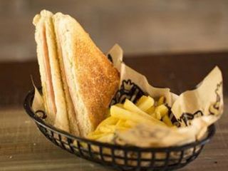 Sandwich Mixto con Patatas