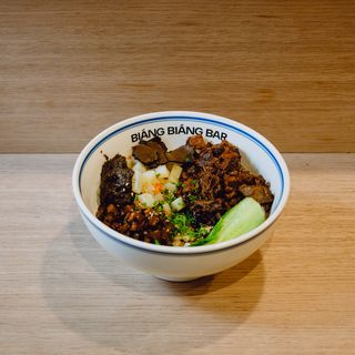 Tallarines Biáng Biáng con cerdo Ibérico y trufa negra