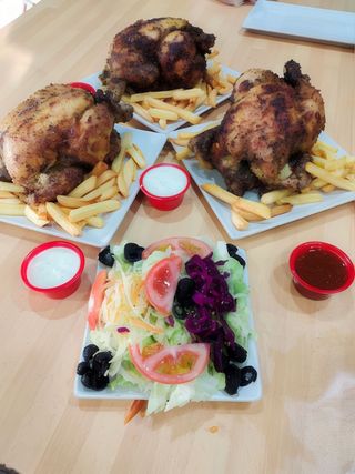 3 Pollo A L'Ast Entero Con Ensalada Mixta Y Croquetas De Pollo