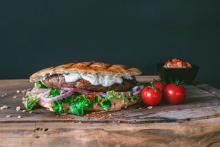 Pljeskavica punjena urnebes