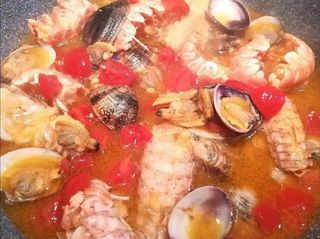 Sugo con panocchie, vongole e scampi con qualche pomodorino