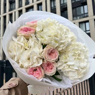 Букет з гортензіями та трояндами