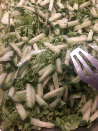 Зелена салата с краставици